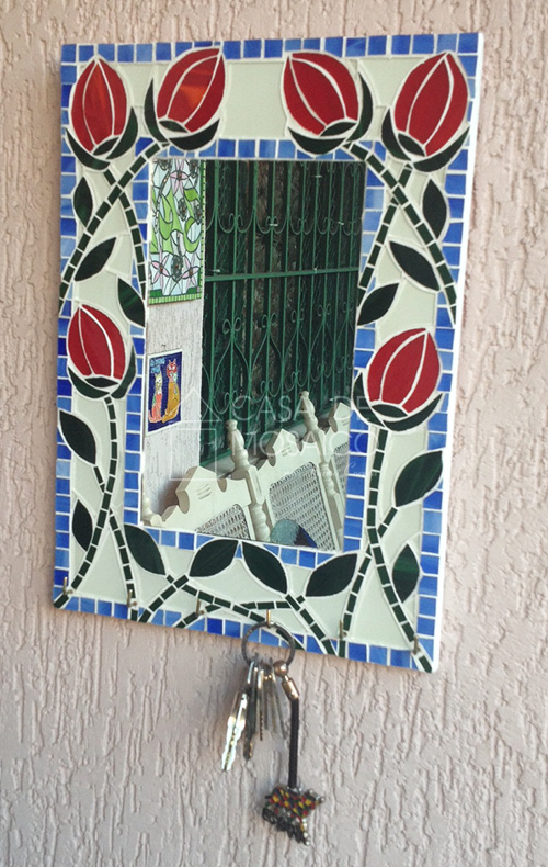 Porta-chaves com espelho e mosaico de tulipas