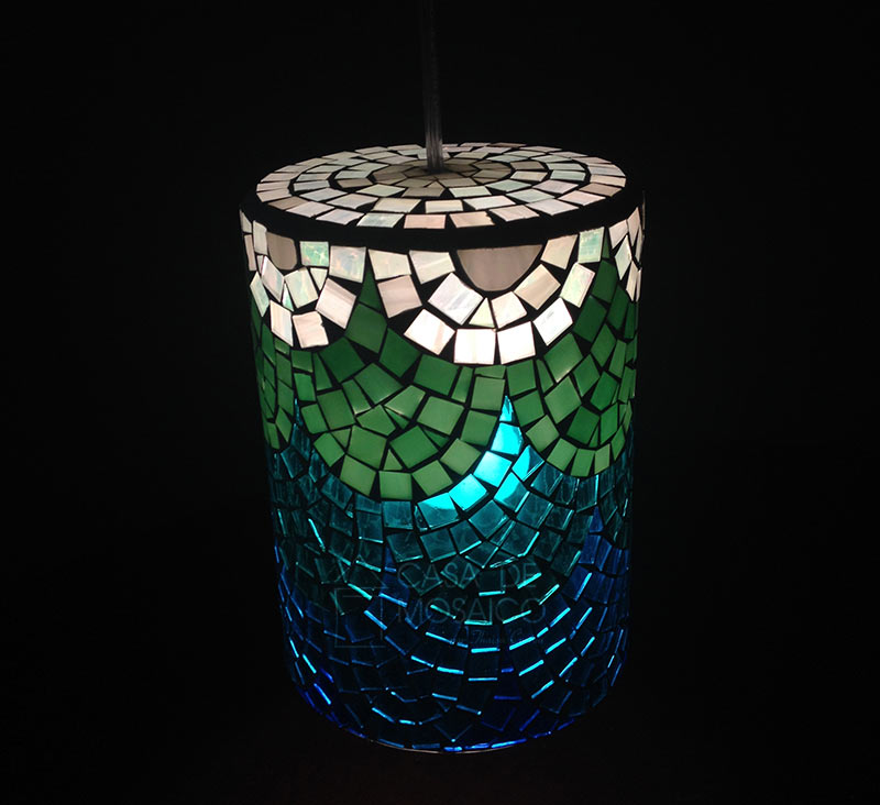 Luminária Ariel – pendente em mosaico de vidro branco, azul e verde