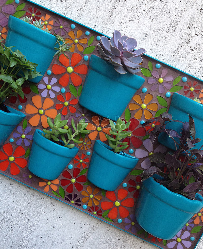 Jardineira de mosaico para flores e horta